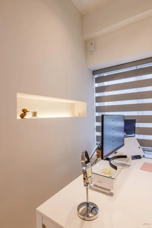 LED 니치 선반이 돋보이는 미니멀 오피스 데스크